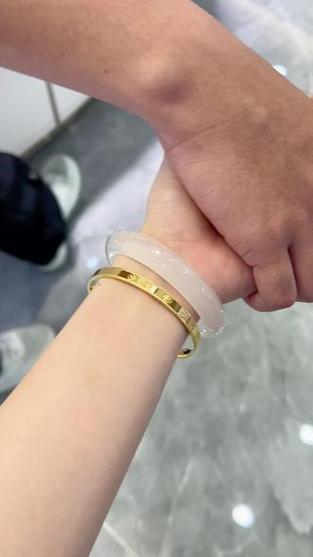 女孩子送男孩子手环游戏截图