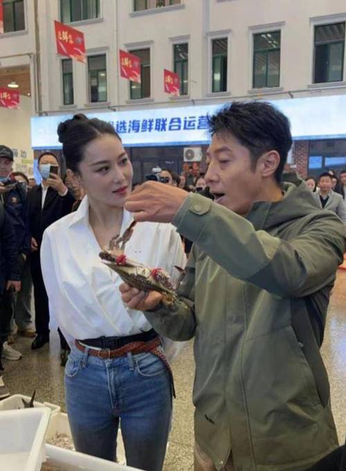 张馨予合影