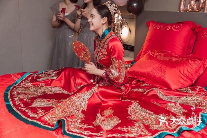 婚纱照红色的衣服叫什么游戏截图