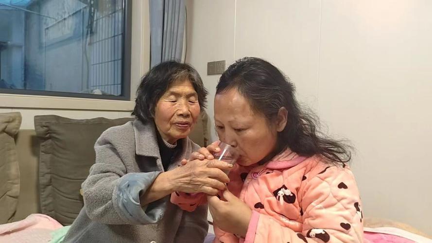 婆婆给儿媳接生游戏截图