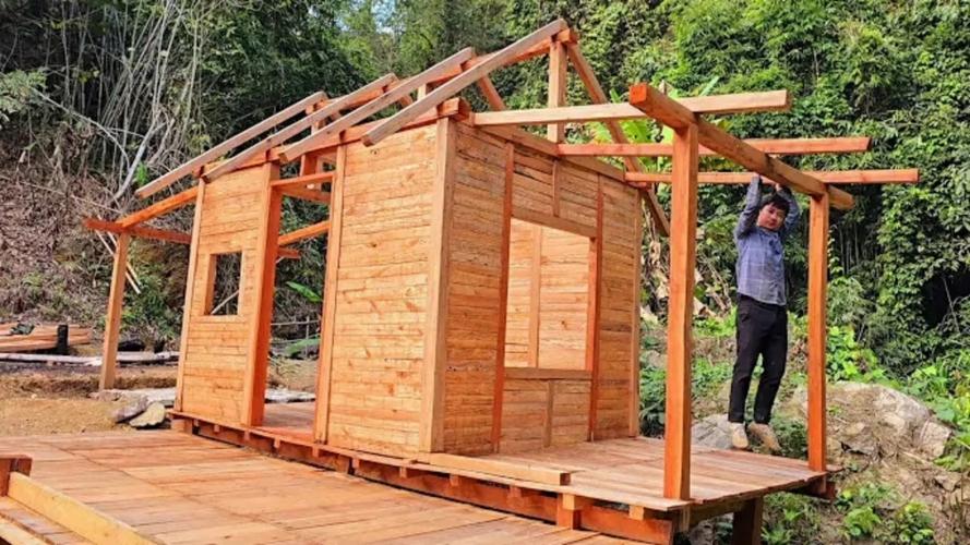 一个人搭建简易木屋
