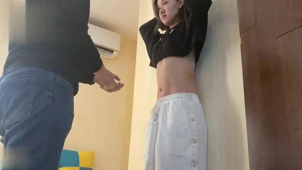 虐腹打肚子小腹女