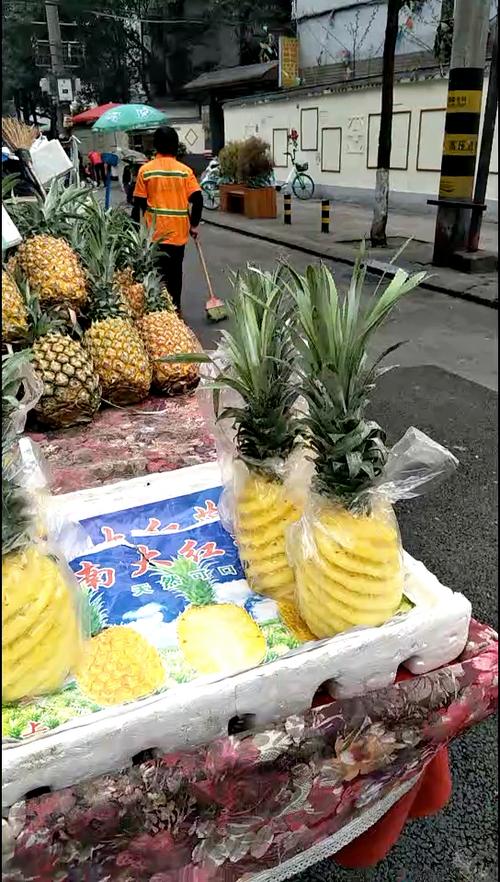 摆地摊卖菠萝
