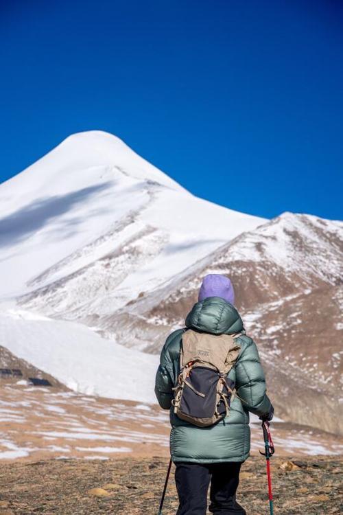 雪山logo的羽绒服牌子白色
