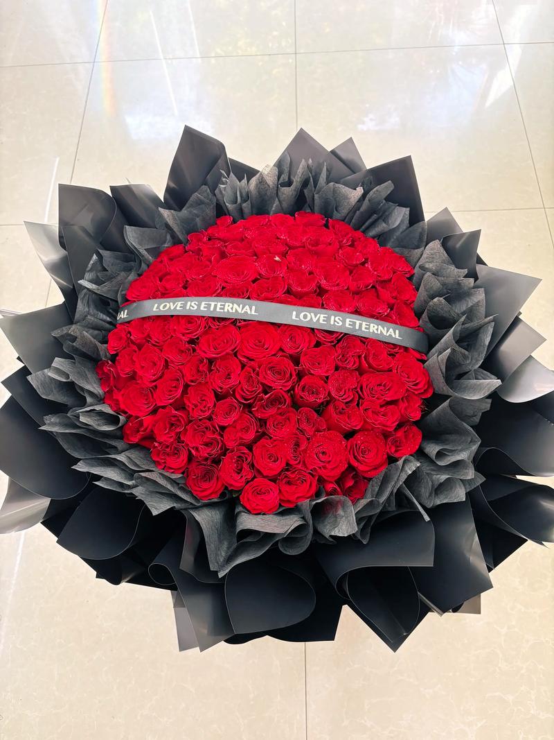 99朵玫瑰花束图片