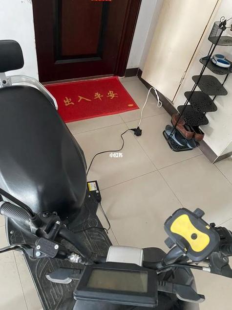 电瓶车充两个小时就满了怎么回事