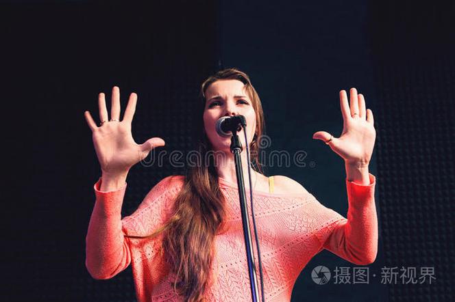 手机麦克风被捅进去