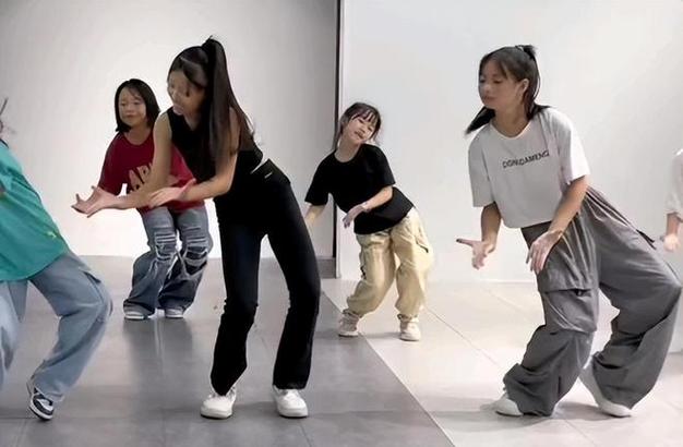 科目三舞蹈教学视频全过程完整版缩略图