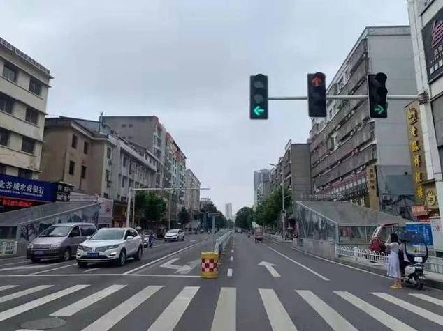红绿灯路口的圆形摄像头是拍什么的