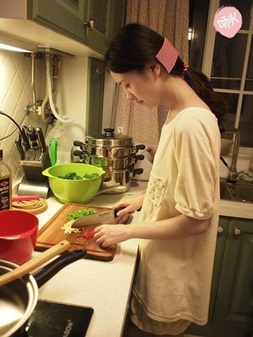 我的妈妈正在厨房做饭英语图标
