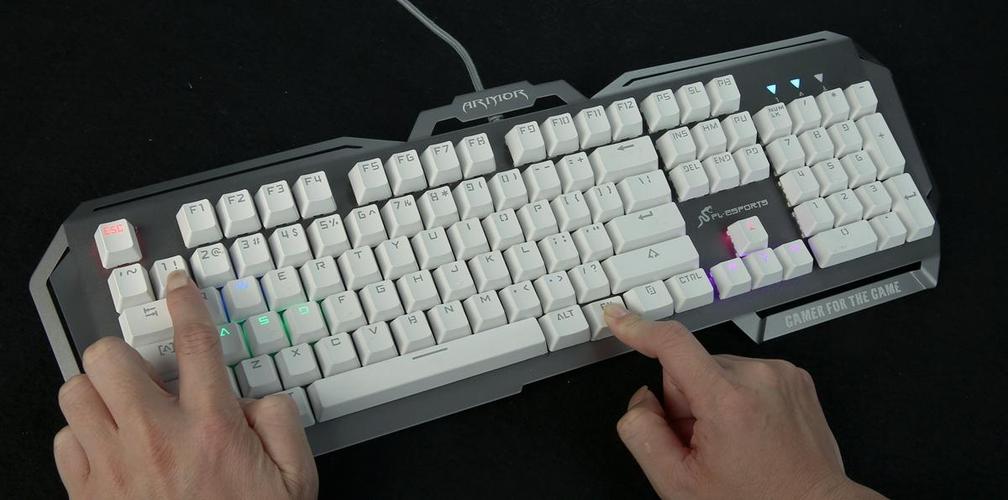 键盘发亮按哪个键