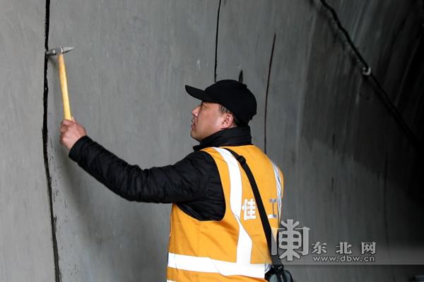 苹果手机敲打背面感觉是空的截图