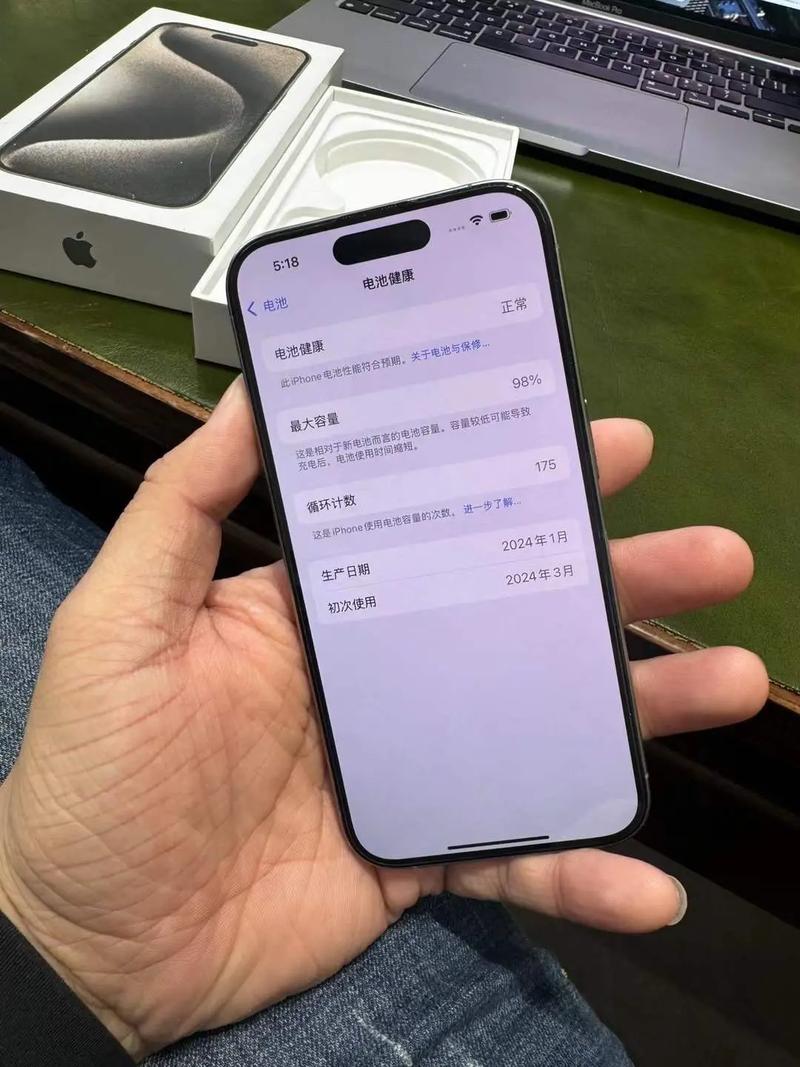 为什么苹果17锁屏了屏幕还是亮的图标