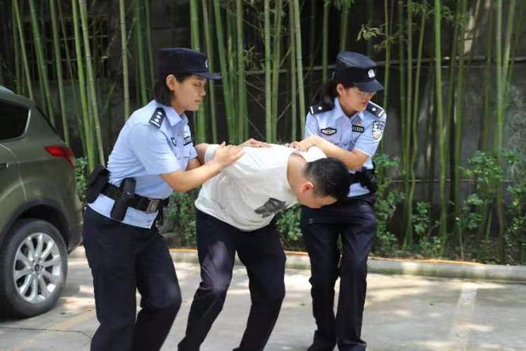 捕获女警白色版截图
