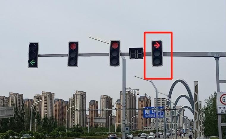 右转弯一直是黄灯,怎么转弯截图