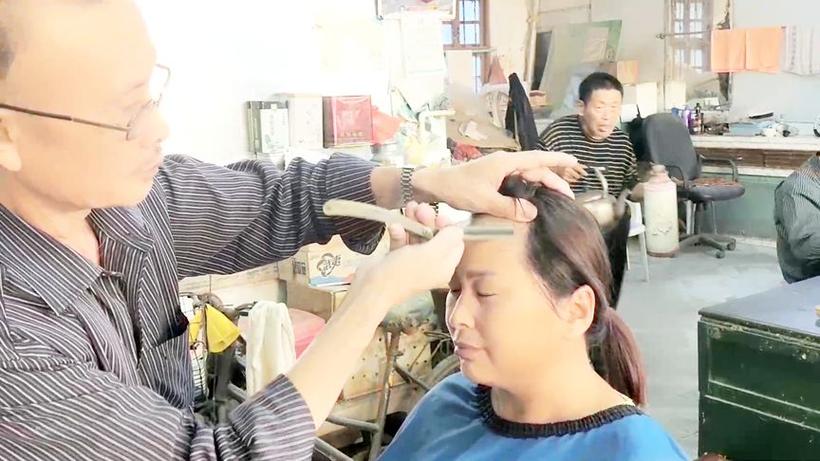 老式理发店女剃头故事截图