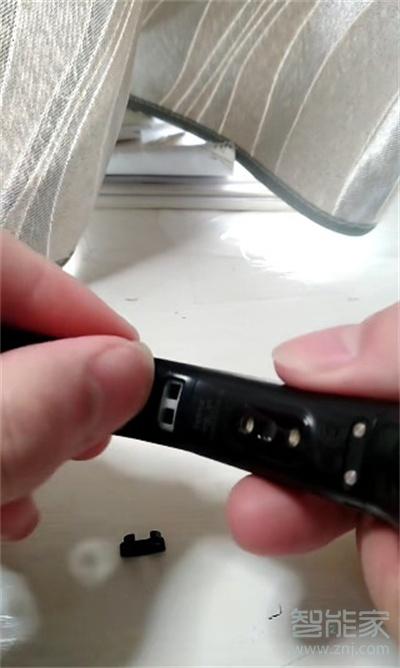 荣耀手环6怎样换表带截图