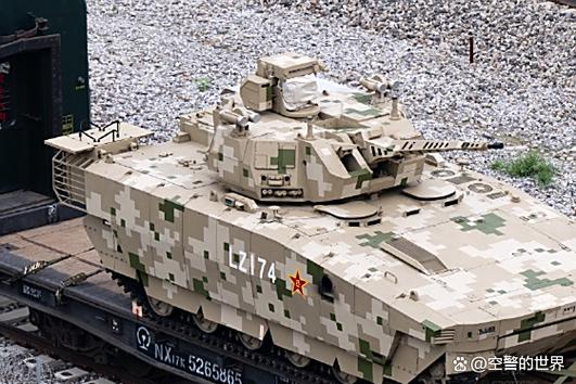 阅兵装甲车履带是铁的吗图标