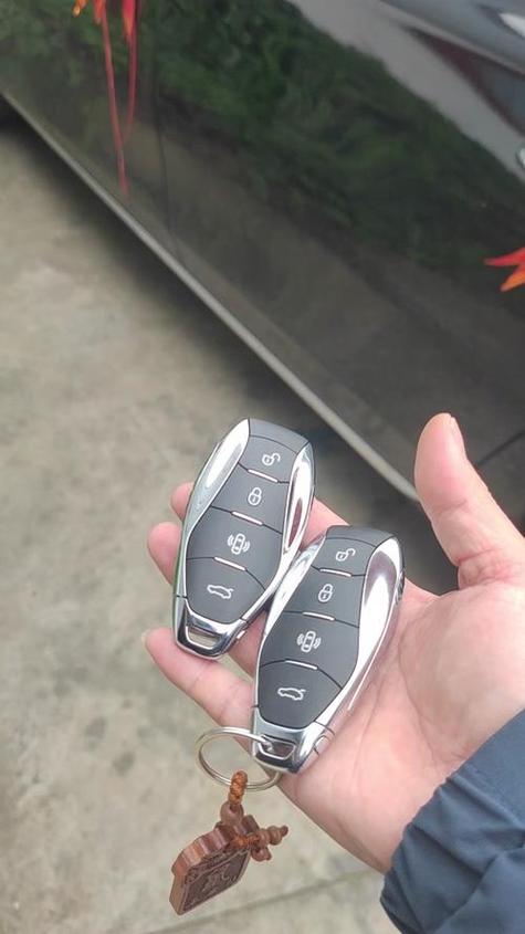 红旗h5钥匙锁车里怎么办