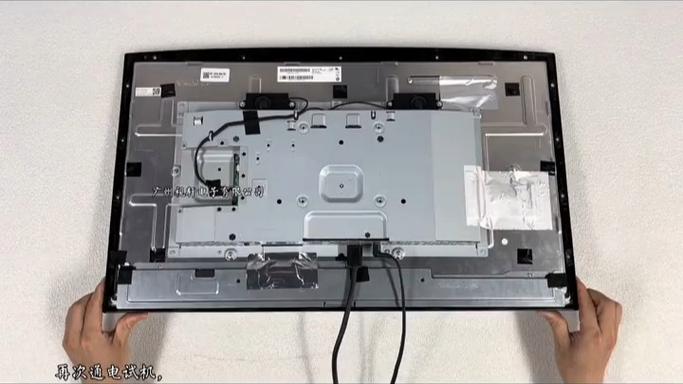 电脑显示屏分成上下两部分显示