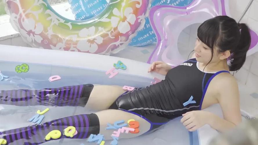 哔哩哔哩假的校花泳装截图