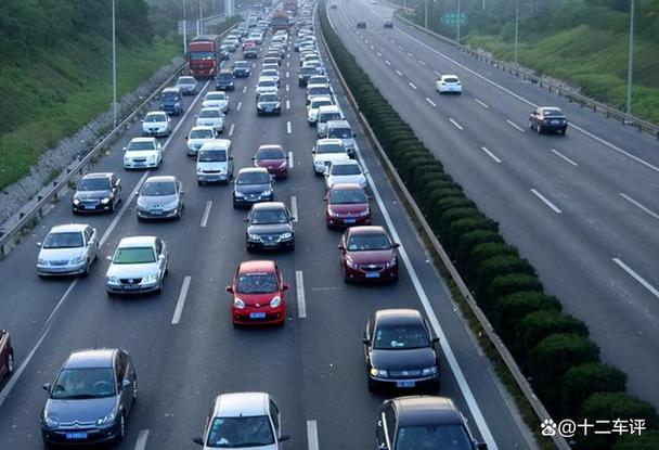 卡车撞轿车