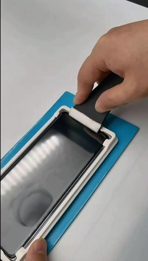 如何撕掉旧的钢化膜