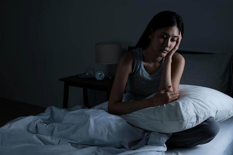 女性晚上失眠浑身燥热图标
