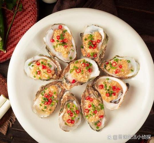 邓小皮吃生蚝蘸酱汁是截图