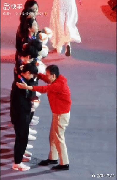 男领导发抱抱表情的含义
