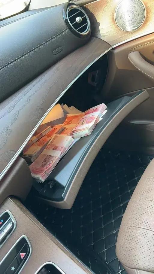车内现金真实照片图标