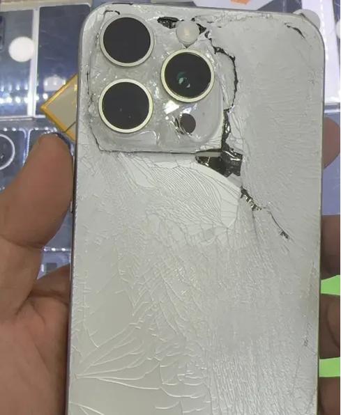 苹果屏幕碎了一点需要换吗缩略图