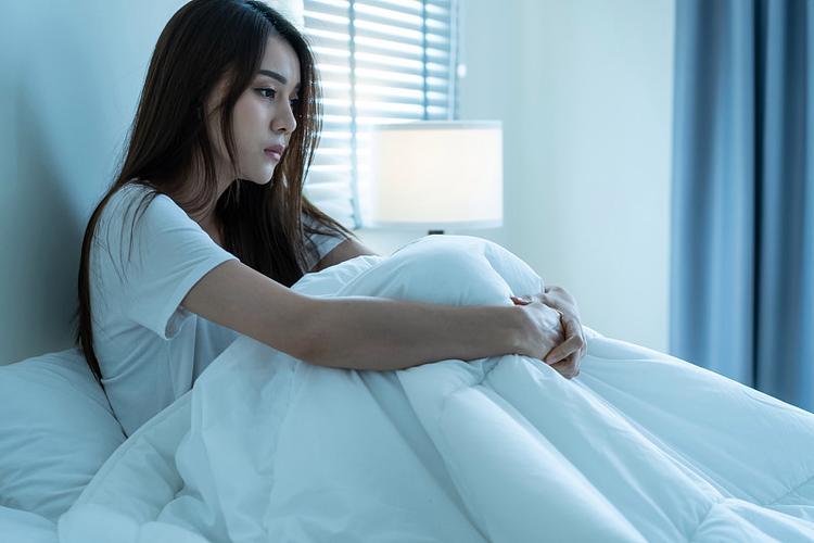 在阴暗房间孤独女孩游戏缩略图