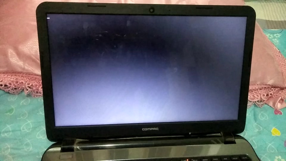 电脑开机屏幕中间只显示一个小白杠
