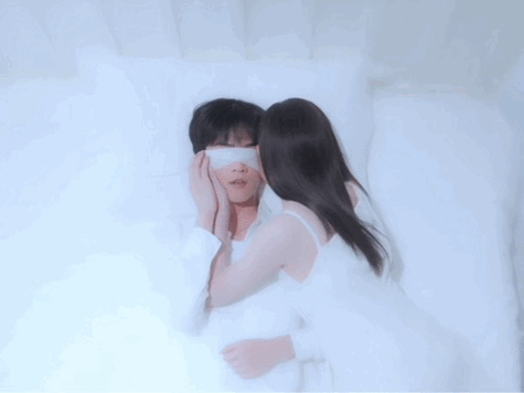 姐弟热吻