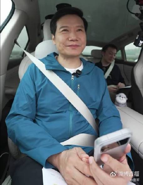 雷军驾驶小米汽车截图