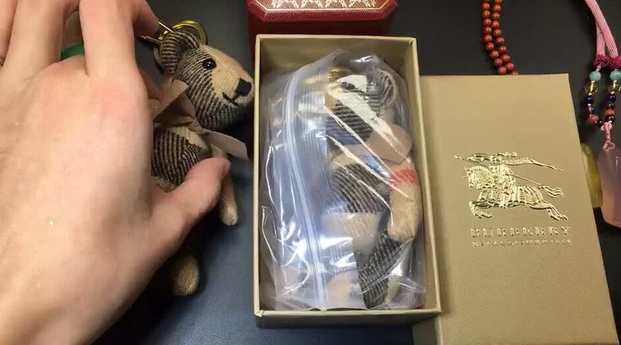burberry小熊水杯截图