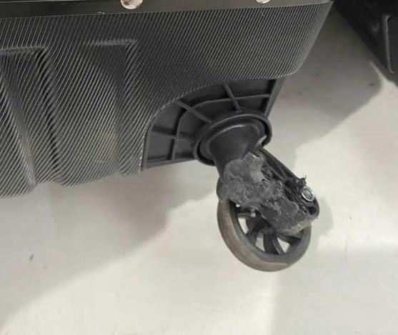 行李箱滑轮不顺滑截图