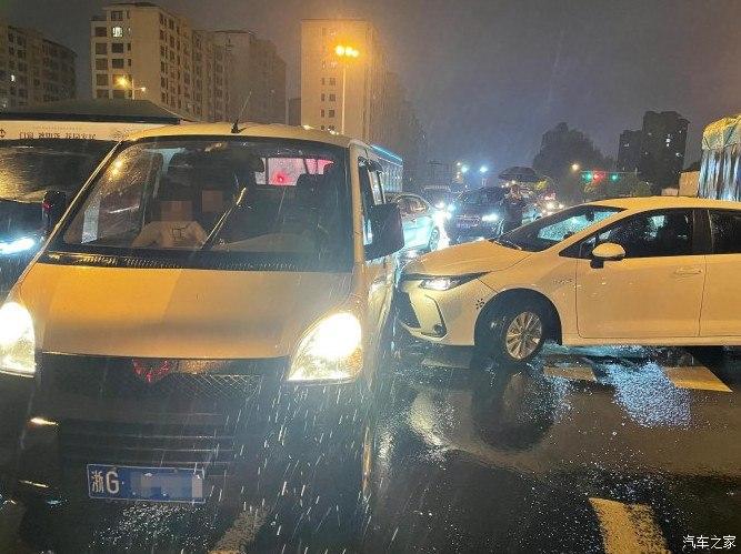 数码撞车夺刀赛难言撞车数码游戏截图