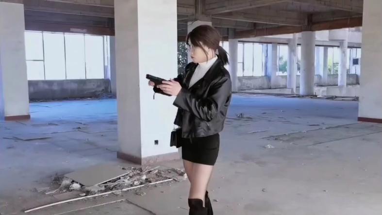 女特工死亡被脱靴子视频图标