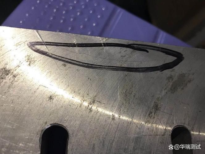 脖子上突然出现一道划痕截图