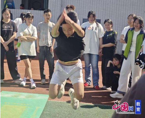 穿越火线跳得更远的连蹲截图
