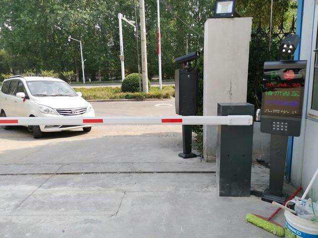 停车场抬杆了但没进去截图
