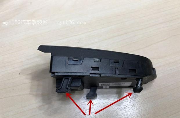 英朗多功能方向盘按键怎么拆截图