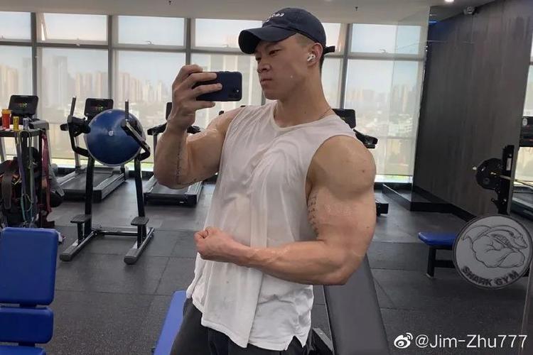 瘦子健身成肌肉猛男
