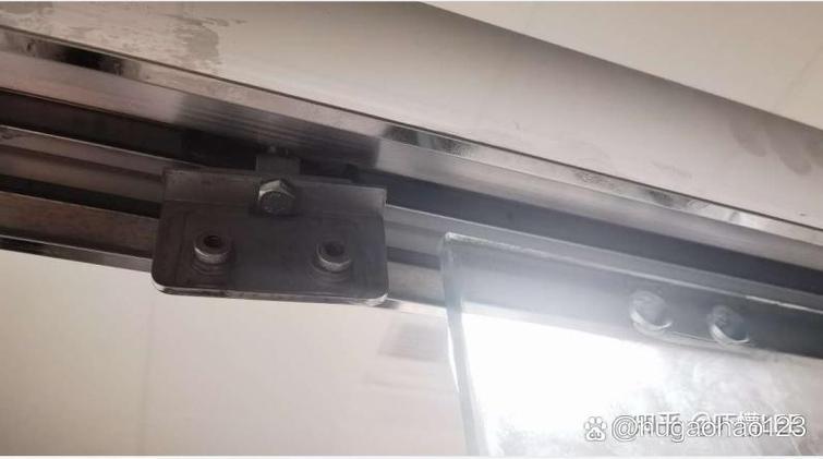 维修淋浴房玻璃门轨道滑轮游戏截图