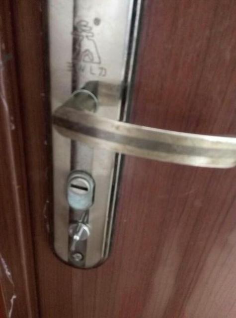 卧室门反锁钥匙拧不开缩略图
