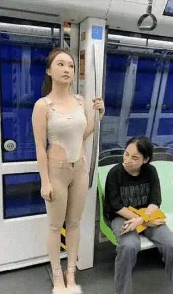 女生穿紧身连体衣缩略图