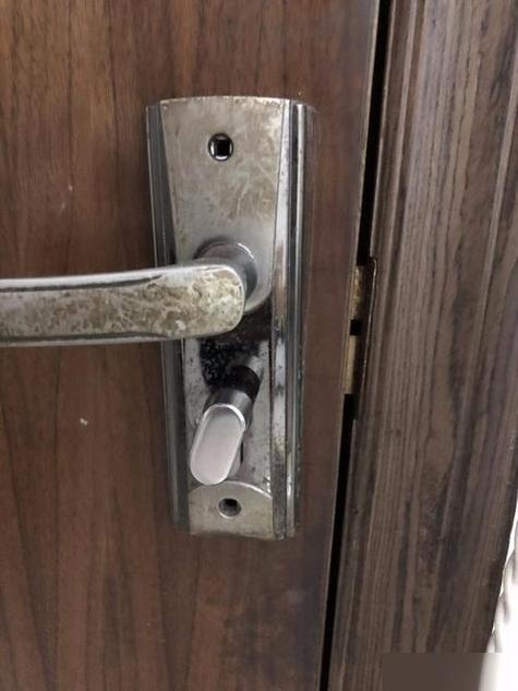 防盗门保险旋钮拧不动缩略图