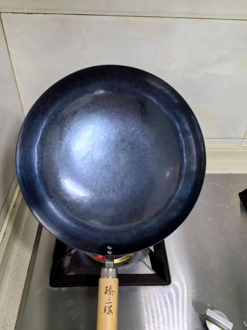 铁锅锅盖吸住怎么弄开图标